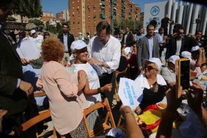 Mariano Rajoy firma un autógrafo a una simpatizante, ayer, en Badalona.-ELISENDA PONS