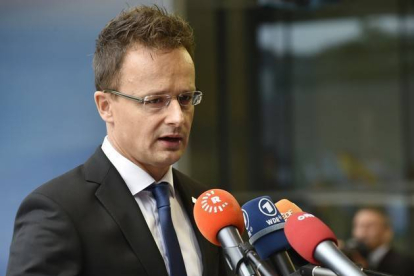 Peter Szijjarto, ministro de Exteriores de Hungría, atiende a los periodistas en Luxemburgo, este sábado.-AFP / JOHN THYS