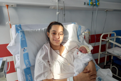Viktoriya sostiene a Ariadna, el primer bebé de Soria en 2023. HDS