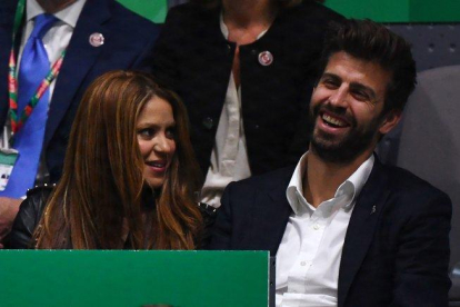 Gerard Piqué junto a Shakira en la final de la Copa Davis.-AFP