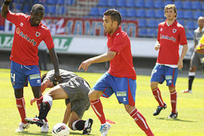 Sunny y Julio Álvarez durante un encuentro disputado en Los Pajaritos. / VALENTÍN GUISANDE-