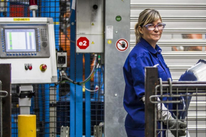 Una mujer trabajadora en la factoría de Ford, de Almusafes (Valencia)-MIGUEL LORENZO