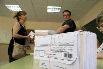 Paquete de votos recibidos por correo en una de las mesas del colegio electoral la localidad salmantina de Cabrerizos-ICAL