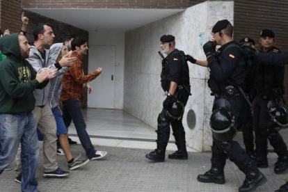La policía nacional trata de evitar la votación del referéndum unilateral en Sant Andreu de la Barca.-ALBERT BERTRAN