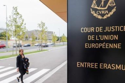 Una mujer se dirige a la entrada de la sede del Tribunal Europeo de Justicia, en Luxemburgo.-AP / GEERT VANDEN WIJNGAERT