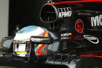 Fernando Alonso deja el garaje de McLaren-Honda en los ensayos de este jueves en Montmeló.-REUTERS / SERGIO PEREZ