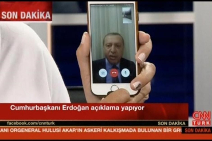 Erdogan durante el mensaje que envió a los turcos a través de Facetime.-REUTERS
