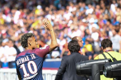 Neymar saluda a la afición del Parque de los Príncipes, este sábado-ALAIN JOCARD