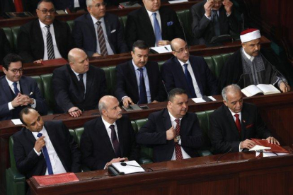El primer ministro de Túnez designado Habib Jemli (derecha), con los nuevos ministros asiste a una sesión parlamentaria para votar sobre el nuevo gobierno de Túnez.-EFE