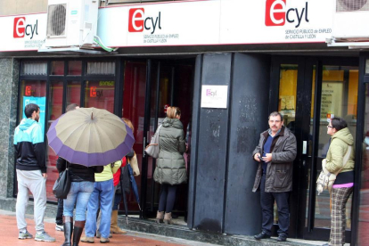 Varias personas hacen cola ante las oficinas del ECyL en Ponferrada (León)-ICAL