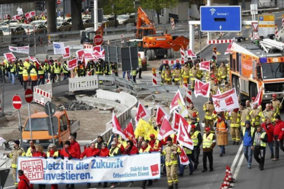 Una manifestación de las convocadas por el sindicato Verdi que ha reunido a los trabajadores de tierra de los aeropuertos para pedir un aumento salarial.-KAI PFAFFENBACH