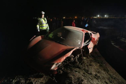 Estado en el que ha quedado el Ferrari de Arturo Vidal, tras el accidente que ha sufrido el futbolista, que iba bebido.-EFE