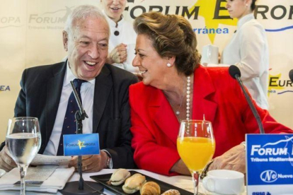 José Manuel García-Margallo y Rita Barberá, en un desayuno informativo, durante la campaña de las municipales de mayo del 2015.-MIGUEL LORENZO