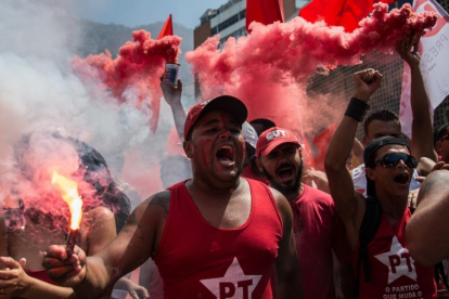 Fieles al Partido de los Trabajadores muestran su apoyo al expresidente brasileño Lula da Silva en Río de Janeiro.-AFP / CHRISTOPHE SIMON