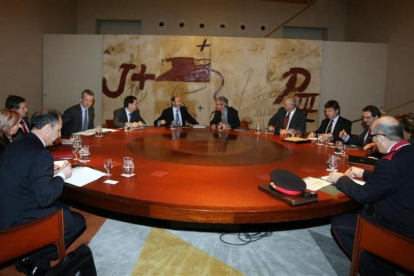 El ministro del Interior, Alfredo Pérez Rubalcaba, y su homólogo catalán, Joan saura, en la última reunión de la Junta de Seguridad de Cataluña, que se celebró el 3 de marzo del 2009.-RUBEN MORENO