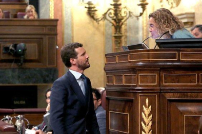 El líder del PP, Pablo Casado, habla con la presidenta del Congreso, Meritxell Batet, justo antes de intervenir.-DAVID CASTRO