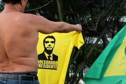 Seguidor de Bolsonaro luce una camiseta con su rostro-SERGIO MORAES (REUTERS)