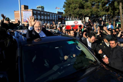 El ministro de Esteriores de Irán, Mohammad Javad Zarif, recibido en Teherán por una multitud de ciudadanos que festejaban el acuerdo de Lausana.-Foto:   AP / EBRAHIM NOROOZI