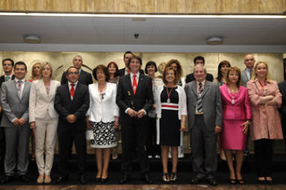 Primera foto de familia de la nueva corporación municipal. / ÁLVARO MARTÍNEZ-
