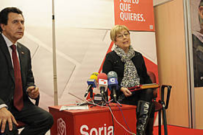 Félix Lavilla y Eloísa Álvarez presentaron ayer el programa electoral para Soria ayer en la sede del PSOE. / ÚRSULA SIERRA-