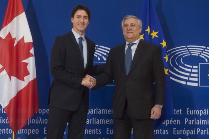 rudeau (izquierda) posa con Antonio Tajani, presidente del Parlamento Europeo, a su llegada a Estrasburgo (Francia), este jueves.-ADRIAN WYLD