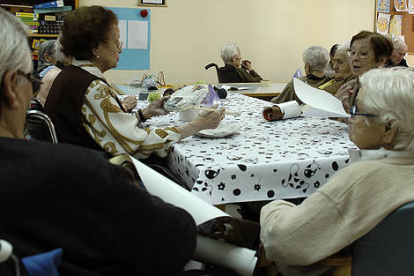 Un grupo de ancianos realizando diferentes actividades en una residencia de la Tercera Edad. / ÁLVARO MARTÍNEZ-