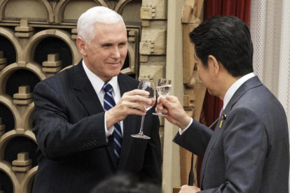El vicepresidente de EEUU, Mike Pence, brinda con el primer ministro de Japón, Shinzo Abe, durante la cena en su visita a Tokio.-AP