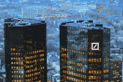 El cuartel general del Deutsche Bank, en Fráncfort, fotografiado al anochecer.-REUTERS / KAI PFAFFENBACH