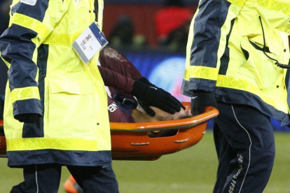 Neymar, retirado en camilla.-GEOFFROY VAN DER HASSELT (AFP)