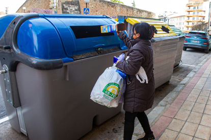 Depositando residuos en un contenedor de la capital - MARIO TEJEDOR