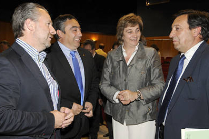De izquierda a derecha, Donaciano Dujo, Carmelo Gómez, María Jesús Ruiz y Pedro Barato en la clausura de la Asamblea de Asaja. / VALENTÍN  GUISANDE-