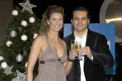 Anne Igartiburu y Ramón García, pareja de presentadores de la Campanadas de TVE en el 2006.-TVE