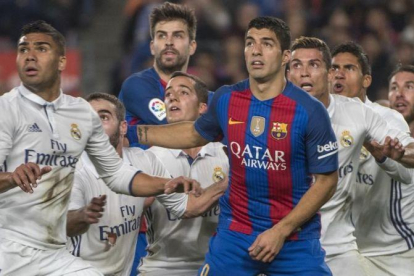 Seis jugadores del Madrid y los barcelonistas Suárez y Piqué, en el último clásico del Camp Nou.-FERRAN SENDRA