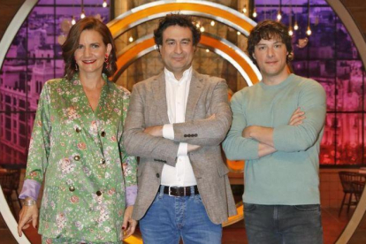 Samantha Vallejo-Nágera, Pepe Rodríguez y Jordi Cruz, jueces del concurso de TVE-1 Masterchef 7.-