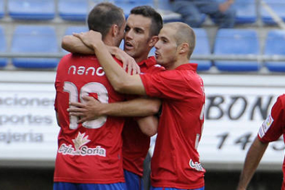 Nano y Ripa abrazan a Julio Álvarez, autor del tanto de la victoria ante el Girona. / ÚRSULA SIERRA-