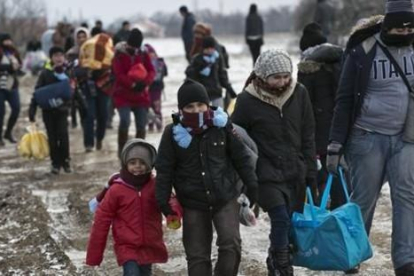 Familias de refugiados, muchos procedentes de Oriente Próximo, llegan a pie a Serbia, para continuar su viaje hacia Europa occidental, este lunes.-AP