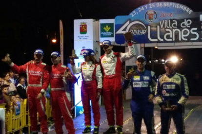 Cristian García y Rebeca Liso en el centro de la imagen como ganadores del rallye de Llanes.-Escudería Auto Moto Soria.