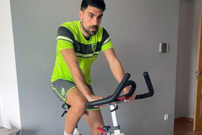 Borja López entrenando en en la bicicleta estática. CD NUMANCIA