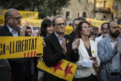 Quim Torra y Elisenda Paluzie, el pasado mayo, en una concentración en la plaza de la Catedral de Barcelona, para pedir la libertad de los políticos presos.-/ CARLOS MONTANYES