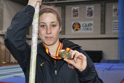 Carla Franch en las instalaciones del Caep Soria con la medalla de oro lograda en Sabadell. / VALENTÍN GUISANDE-