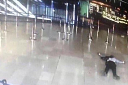Imagen de las cámaras de seguridad del aeropuerto de Orly (París) donde se muestra al hombre abatido en el suelo de la terminal, el 18 de marzo.-