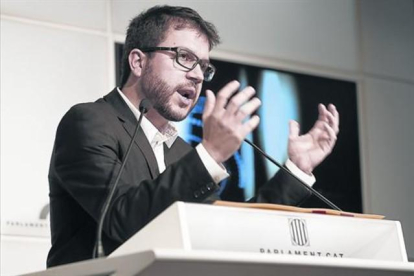 Pere Aragonès, secretario de Economia, durante una rueda de prensa en el Parlament.-JOSEP GARCÍA