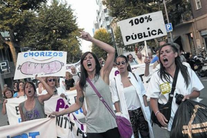 Una de las manifestación contra los recortes en la sanidad pública.-ALBERT BERTRAN