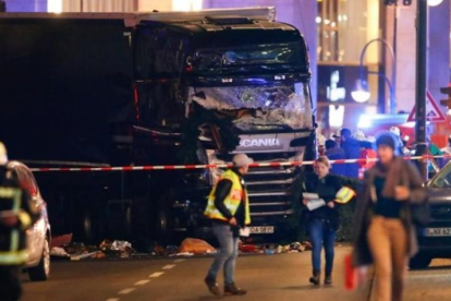 Policía en el mercado navideño de Berlín.-REUTERS