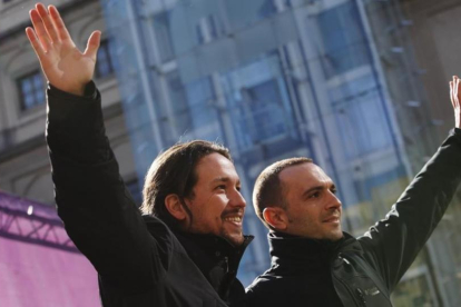 Pablo Iglesias y el secretario general de Podemos en Madrid, Luis Alegre.-AGUSTÍN CATALÁN