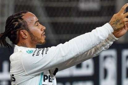 Lewis Hamilton se hace un autoretrato para celebrar su ’pole’ en Abu Dabi.-AFP / ANDREJ ISAKOVIC
