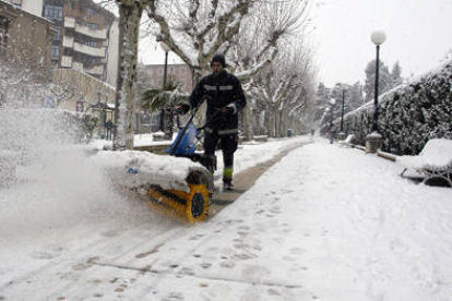 Un operario municipal trabaja en la retirada de nieve junto al parque de la Dehesa. / ÁLVARO MARTÍNEZ-