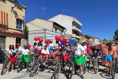 Disfraces a pedales en las fiestas de San Esteban de Gormaz. ANA HERNANDO (14)