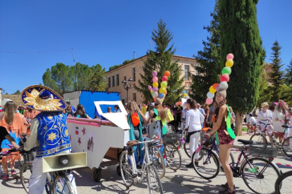Disfraces a pedales en las fiestas de San Esteban de Gormaz. ANA HERNANDO (15)