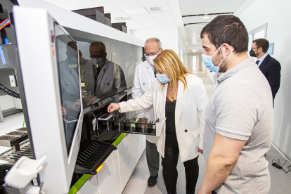 De Gregorio y Delgado con el nuevo aparato para realizar pruebas PCR que entrará en acción en abril, en sustitución del actual. MARIO TEJEDOR